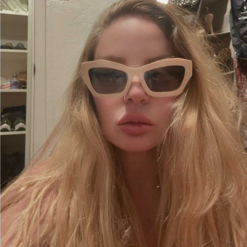 SASSY RUBI  CIARA CATEYE SUNGLASSES CREAM/NUDE